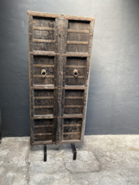 Stoere vergrijsd houten oude deur poort Luik op voet  standaard staand scherm kamerscherm Roomdivider  landelijk stoer industrieel urban zwart grijs met roestbruin metalen details beslag