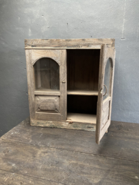 Uniek oud vergrijsd houten kast kastje landelijk keukenkastje vitrinekast vitrinekastje stoer sober 2 deurs glaskastje vitrine keuken opzet