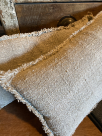 Shabby stoffen kussen 50x30 cm grof naturel  geruwd linnen, aan alle zijden voorzien van rafels landelijk stoer sober chique chiq