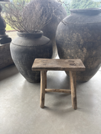 Grote grove vergrijsd houten kruk zadelkruk tafeltje bankje landelijk stoer J122