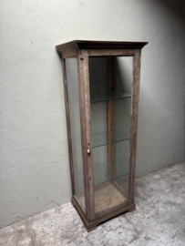 Vergrijsd houten vitrinekast zuil winkelkast 188 x 68 x 54 cm landelijk sober stoer vintage glas glaskast
