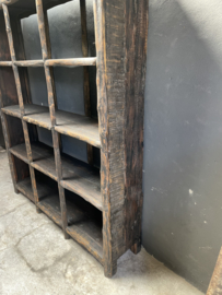 Prachtige grote zwart/bruin doorgescheurd vergrijsd houten kast boekenkast vakkenkast kast rek schap wandje  winkelkast roomdivider met schappen vakken landelijk industrieel stoer H211 x 180 x 40 cm