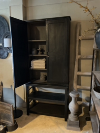 Set van 2 grote oude zwarte houten kast stoer zwart landelijk vintage 2 deurs deuren legplanken leggedeelte