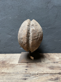 groot Stoer grof vergrijsd houten rond ornament wiel katrol op voet met metalen details wiel op statief hout ruw robuust landelijk grinder