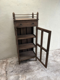 Leuk klein vergrijsd houten vitrinekast vitrinekastje kastje kast zuil H158 x B66 x D42 cm glaskast glaskastje landelijk stoer vintage brocant