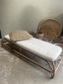 Vergrijsd rotan houten bed ligbed daybed bank  inclusief ligkussen 210 x 78 cm  lounge logeerbed  landelijk boho