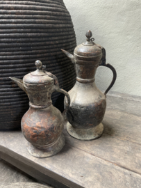 Authentieke oude metalen schenkkan wijnkan vintage landelijk kan vaas