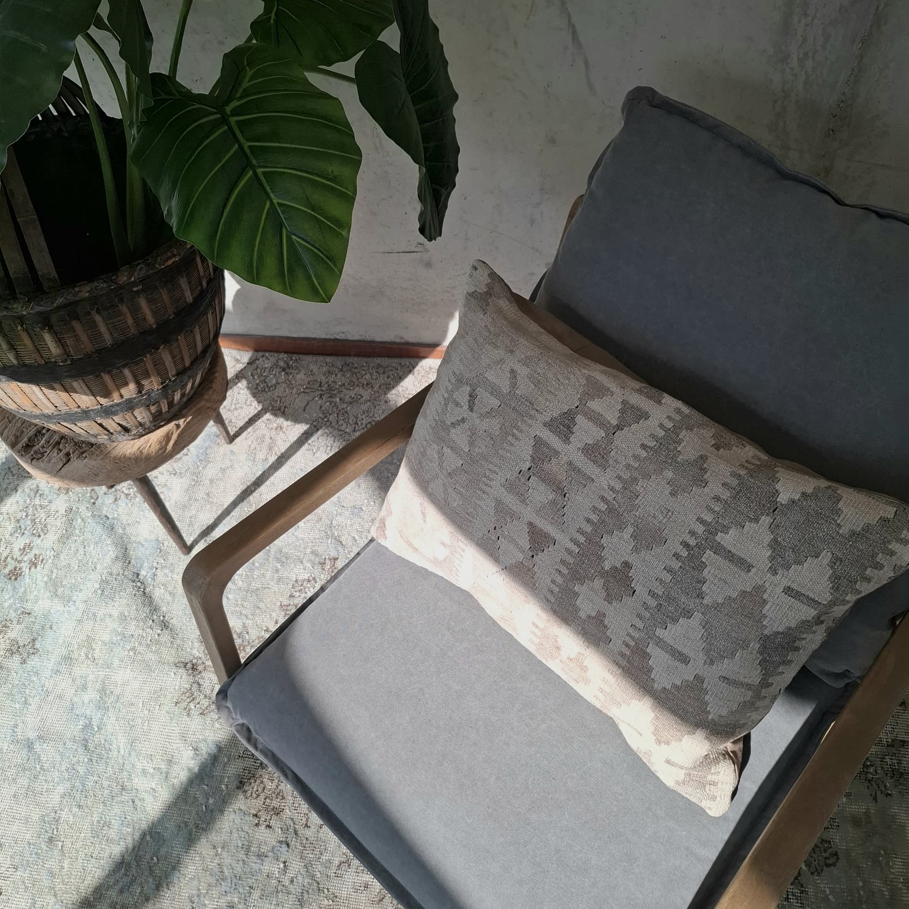 Gave fauteuil stoel lounge hout stof ( linnen ) light grey grijs landelijk sober modern mix