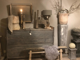 Prachtige mega grote hoge oude vergrijsd houten unieke Himalaya Hymalaya Sidetable dressoir wandmeubel  kist Aura Peeperkorn dekenkist kast sidetable stoer landelijk industrieel grijs