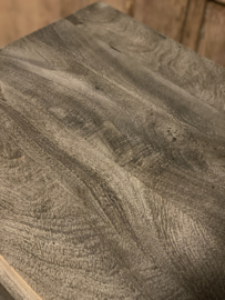 Oude hoge vergrijsd houten nachtkastje boxspring kastje  landelijk stoer halkastje plantentafeltje bijzettafeltje kastje
