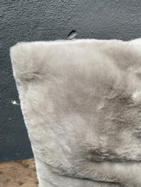 Stoer lichtgrijs beige zacht kussen vacht pluche inclusief vulling 50 x 50 cm