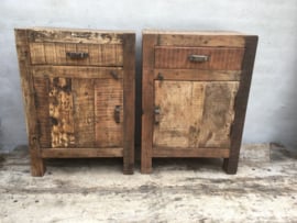 Oud vergrijsd houten Railway truckwood nachtkastjes nachtkastje bassano landelijk vergrijsde deurtje lade laatje industrieel metalen greepje beslag