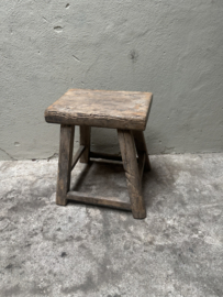 Oude vergrijsd doorleefd houten bijzettafel kruk elmwood nr 17 krukje tafel landelijk stoer