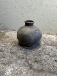 Prachtige vergrijsd antieke claypot Nepal kruik stenen vaas pot landelijk stoer sober vintage 34 x 33 cm