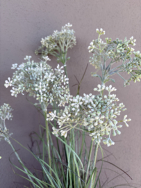Prachtige groene plant gras wildwortel  kunst met witte bloemen bloesem in pot 60 cm