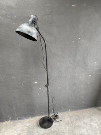 Stoere vloerlamp staande lamp zink  industrieel landelijk antraciet mat zwart old look zwartgrijs vaalzwart staande lamp leeslamp