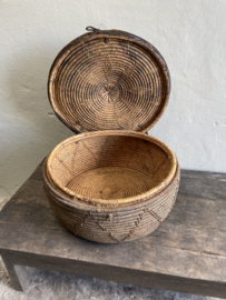 Prachtige 🤩 grote orginele oude vergrijsde rieten mand doorsnede 65 cm dessert basket met deksel landelijk stoer sober vintage uniek desert