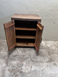 Vergrijsd houten 2 deurs dichte kastje legplanken landelijk SEP wastafel wasmeubel kastje stoer wastafel wastafelmeubel commode