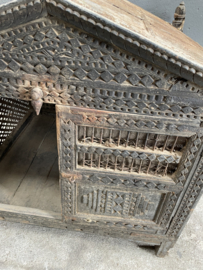 Uniek oud houten hondenmand hondenbed kennel vogelkooi  kippenhok katten poezenhuis India kastje huisje hondenhok kennel vintage hout en ijzer  landelijk  industrieel