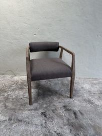 Prachtige vergrijsd houten stoel stoelen met bruine stoffen zitting armleuning fauteuil landelijk