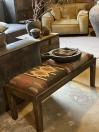 Vergrijsd houten bank bankje 120  cm met kelim bekleding stof stoffen zitting landelijk vintage boho bijzettafel Sidetable
