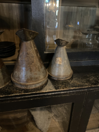 Ous metalen olie kannetje schenkkan landelijk industrieel vintage