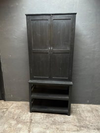 Grote oude zwarte houten kast stoer zwart landelijk vintage 2 deurs deuren legplanken leggedeelte