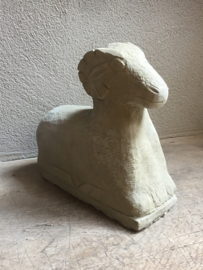 Betonnen ram beeld schaap bok landelijk tuinbeeld beton beige groot large
