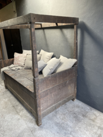 Prachtig groot uniek oud vergrijsd houten bed bank hemelbed loungebank met hemel landelijk stoer tuinbank daybed hemelbed