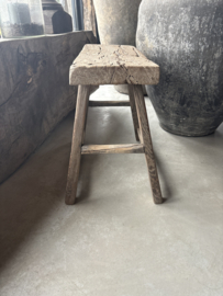 Grote grove vergrijsd houten kruk zadelkruk tafeltje bankje landelijk stoer J120