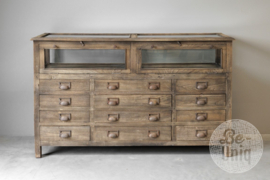 Authentieke oude vergrijsd houten toonbank vitrinekast winkelkast grutterskast kast dressoir sidetable ladekast H104 x 165 x 50 cm landelijk stoer industrieel vintage