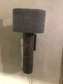 Stoere landelijke wandlamp grijs grijze  stronk landelijk hout ruw robuust inclusief lampenkap