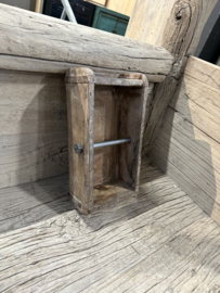 Oude houten mal baksteenmal omgebouwd tot toiletrolhouder wcrolhouder industrieel vintage landelijk doorleefd hout houten toiletpapierhouder landelijk stoer hout houten