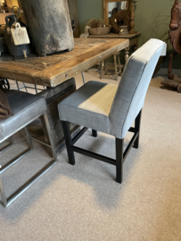 Barkruk met houten onderstel en stoffen bekleding