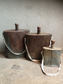 Oude metalen veldfles veldkan bottle fles groot industrieel brocant vintage urban oud decoratie landelijk stoer