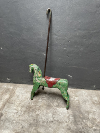 Heel leuk groot uniek oud houten paard van carrousel carousel  kermis wanddecoratie draaimolen aan ijzeren stang vintage