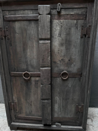 Stoer doorleefd vergrijsd houten 2 deurs zwart grijs kast kastje halkastje landelijk vintage Ibiza boho