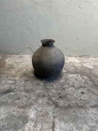 Prachtige vergrijsd antieke claypot Nepal kruik stenen vaas pot landelijk stoer sober vintage 35 x 31 cm