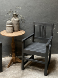 Oude zwarte houten stoelen stoel landelijk stoer zwart vintage