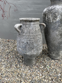 Grote oude verweerd stenen pot met oren vaas kruik bloempot landelijk
