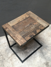 Stoere zwart metalen tafel met houten blad tafeltje serveertafeltje banktafeltje truckwood lifestyle banktafeltje plantentafeltje serveertafeltje dienblad voor bij de bank bijzettafeltje tafeltje zwart bruin rond landelijk industrieel landelijk