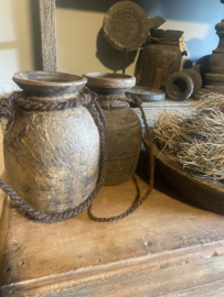 Oude doorleefd vergrijsd houten Nepal pot potje potten kruik kruikje vaas landelijk stoer met jute touw