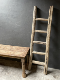 Stoer grof landelijk oud houten laddertje handdoekenrek ladder trap trapje sober decoratie boerderij landelijk stoer robuust industrieel