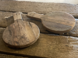 Stoere dikke ronde landelijke oude houten broodplank landelijk stoer rond pannen Onderzetter onderzetters snijplank kaasplank