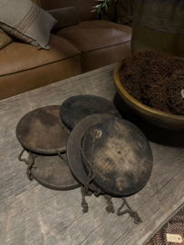 Stoere oude doorleefd houten plankje onderzetter snijplank kaasplank serveerplankje tapas landelijk stoer decoratie aan jute touw landelijk