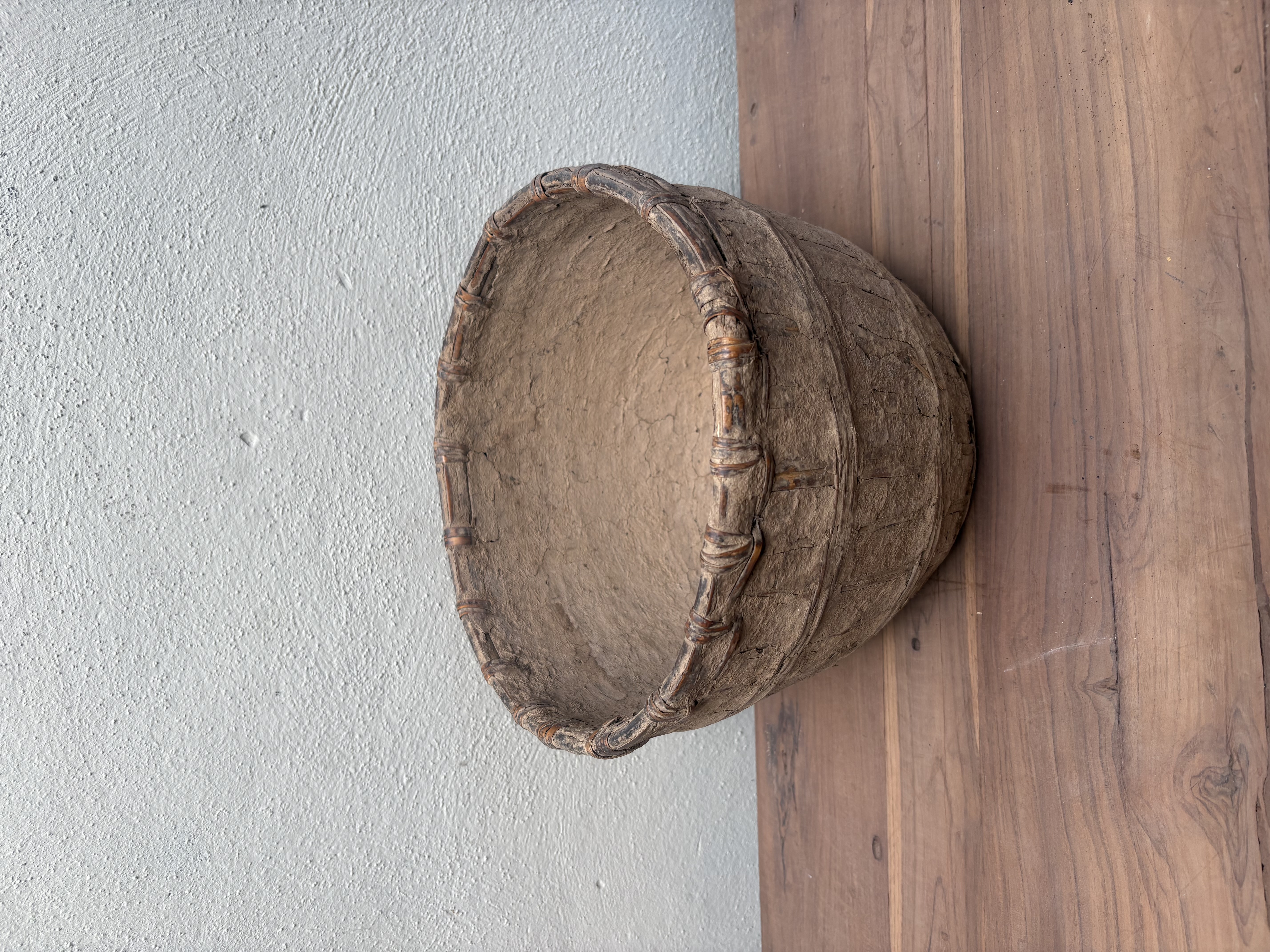Oude Leemmand ompot pot vergrijsd grijs beige mand bak landelijk stoer rieten mandje leem nr 2