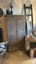 Prachtige grote vergrijsd houten 2 deurs 191 x 109 x 53 cm  kabinet landelijk