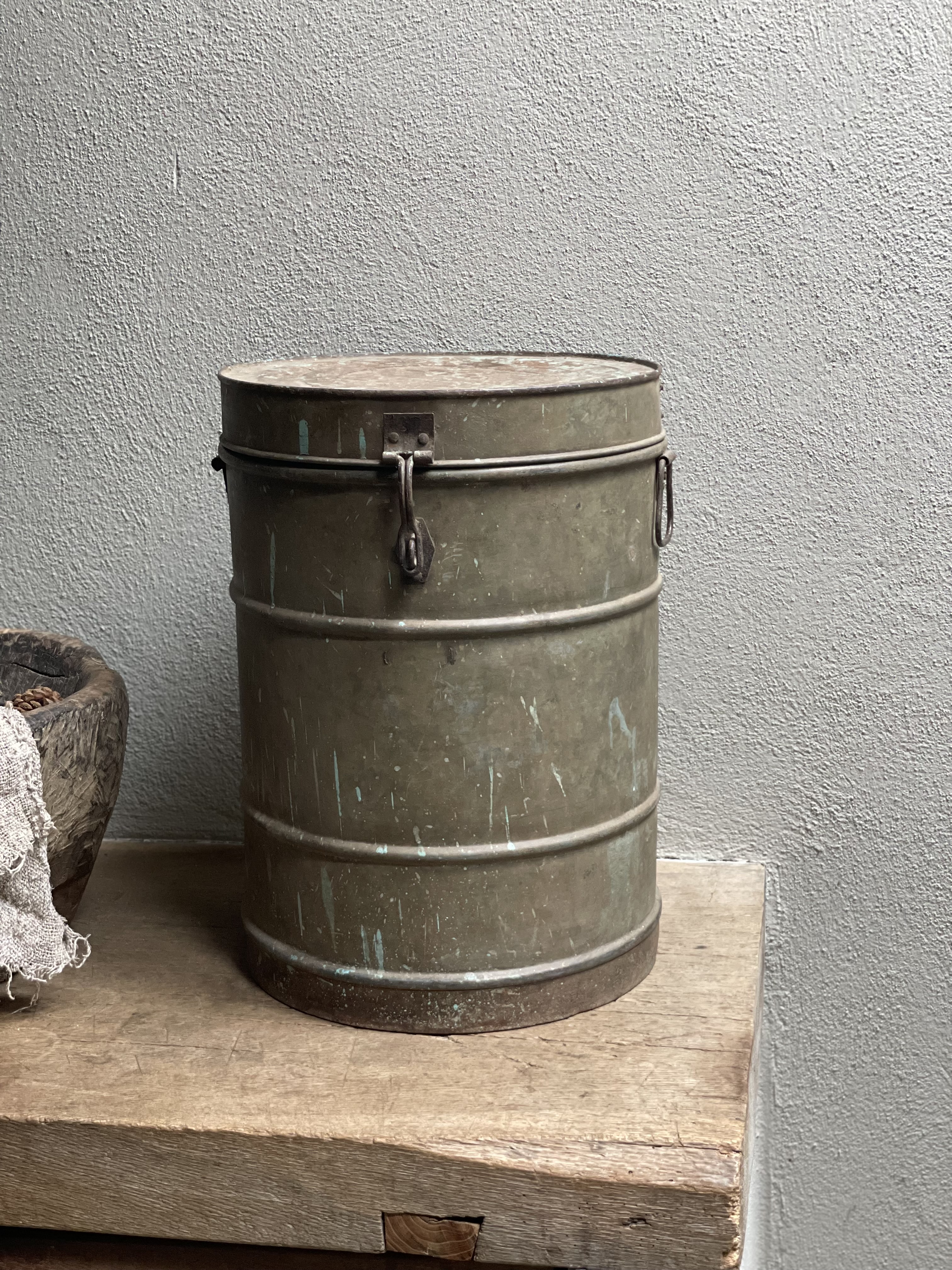 Oude metalen ton tonnetje prullenbak vuilnisbak vintage bloempot bloembak groot olievat vat kruk bijzettafel voorraad blik trommel industrieel vintage  bakje ton rijstton graanton rijstbak vat emmer met deksel