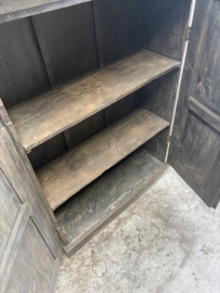 Oud houten dichte kast dicht kastje 2deurs halkastje legplanken vergrijsd origineel oudje landelijk stoer sober