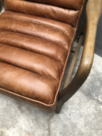 Prachtige vintage houten stoel fauteuil met dik stevig leren zitting vintage landelijk stoer modern industrieel bruin cognac